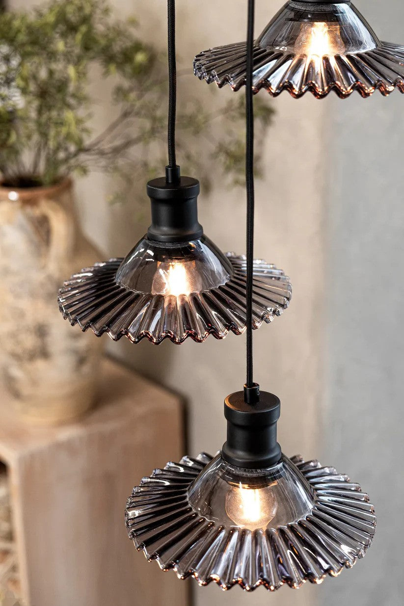 Den elegante designet Pendel lampe fra Markslöjd Novia Pendel 3L i Sort/Røg hængt op