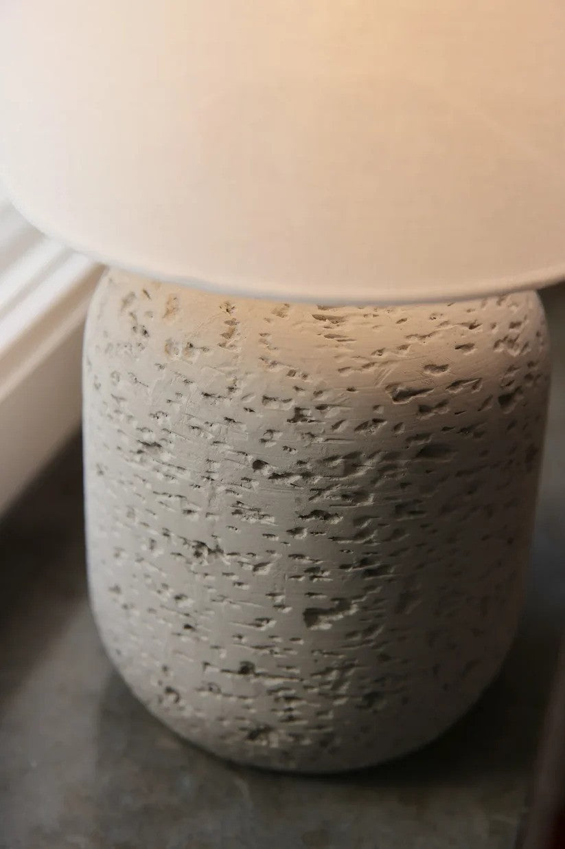 Zoomet ind på foden af Motagna Bordlampe 32cm i Grå
