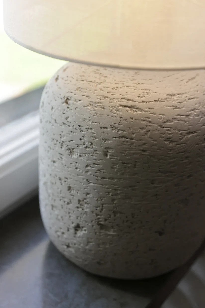 Zoomet ind på den unikke Motagna Bordlampe 45cm i Grå placeret i vindueskammen
