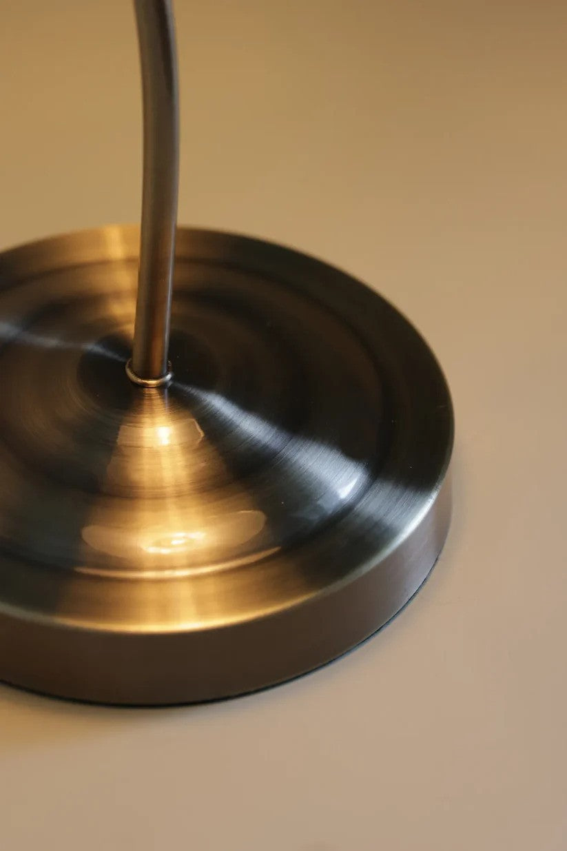 Zoomet ind på foden af Vela Bordlampe i Hvid