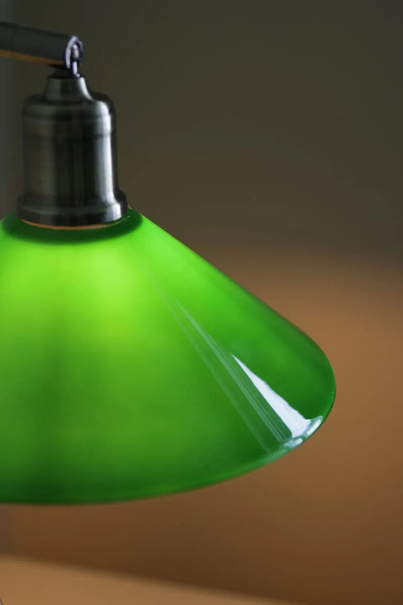 Zoomet helt ind på lampeskærmen af Vela Bordlampe i Grøn