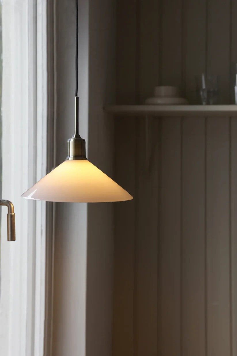 Den unikke og elegante designet Vela Pendel i Hvid hængt op i vindueskammen