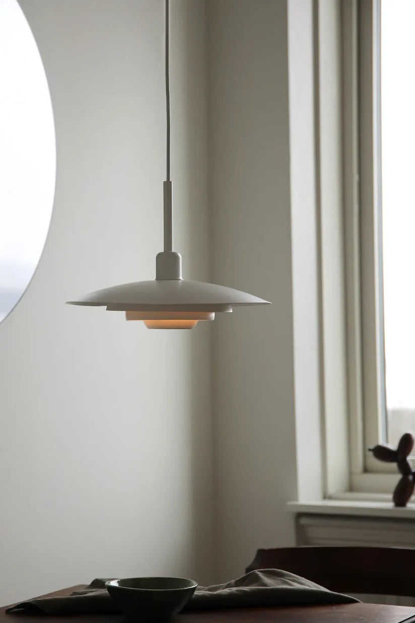 Den elegante Piny Pendel 35cm i Hvid hængt op over spisebordet