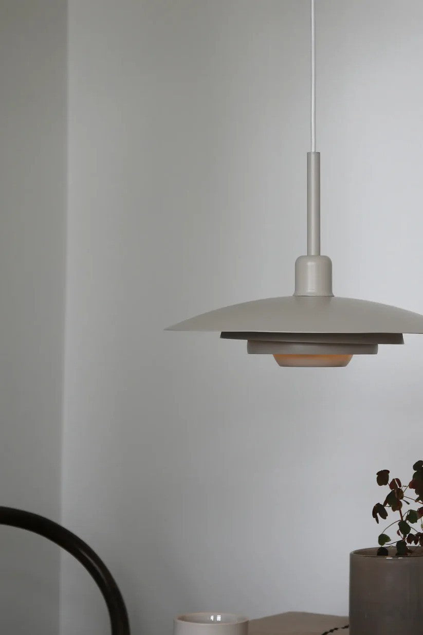 Zoomet helt ind på Piny Pendel 35cm i Beige hængt op over spisebordet