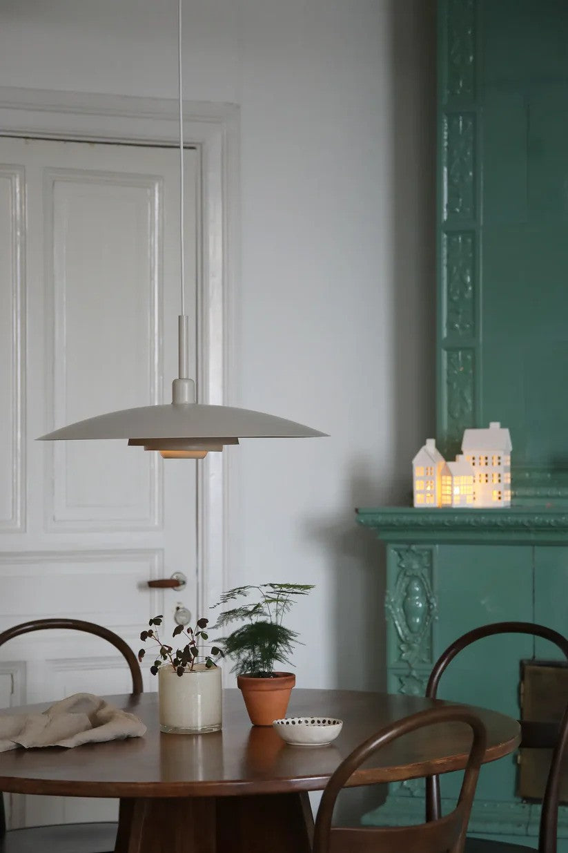 Piny Pendel 57cm i Beige hængt op i stuen for det behagelige belysning og elegante design