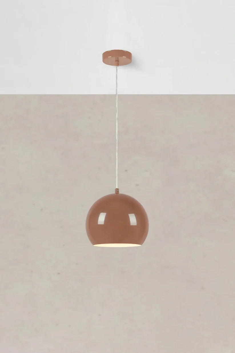 Markslöjd's elegante designet Pop Pendel 20cm i Brun hængt op foran en væg med en flot kontrast