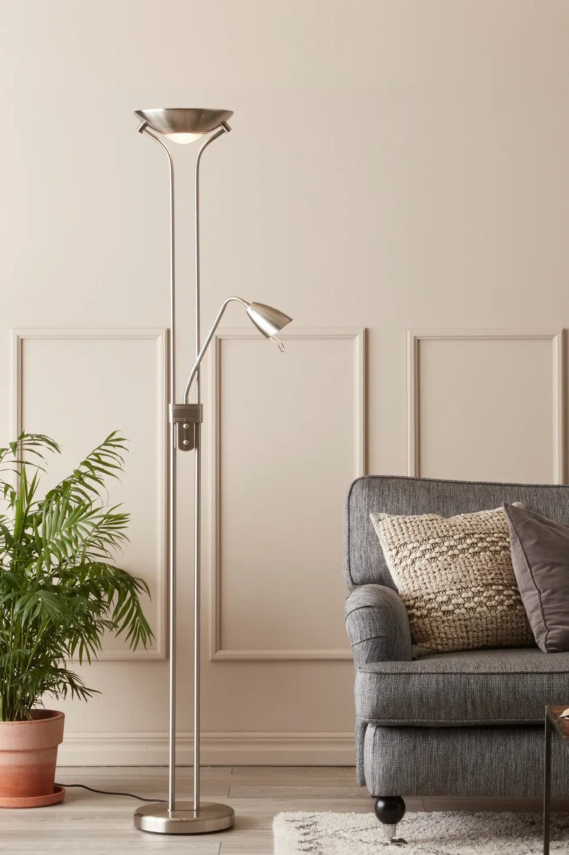 Den unikke designet Detroit Gulvlampe 2L i Stål placeret i stuen ved siden af sofaen for det behagelig belysning