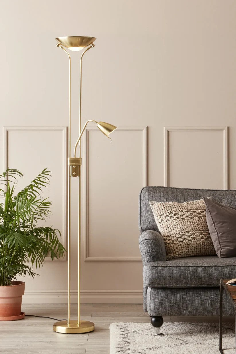 Den æstetiske Detroit Gulvlampe 2L i Messing placeret i stuen ved siden af sofaen for det behagelige belysning