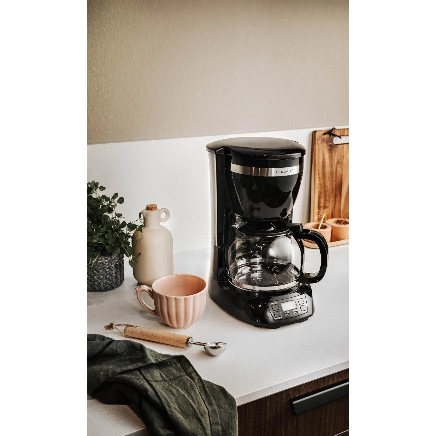 Elvita CKB1901S kaffemaskine står klar i køkkenet