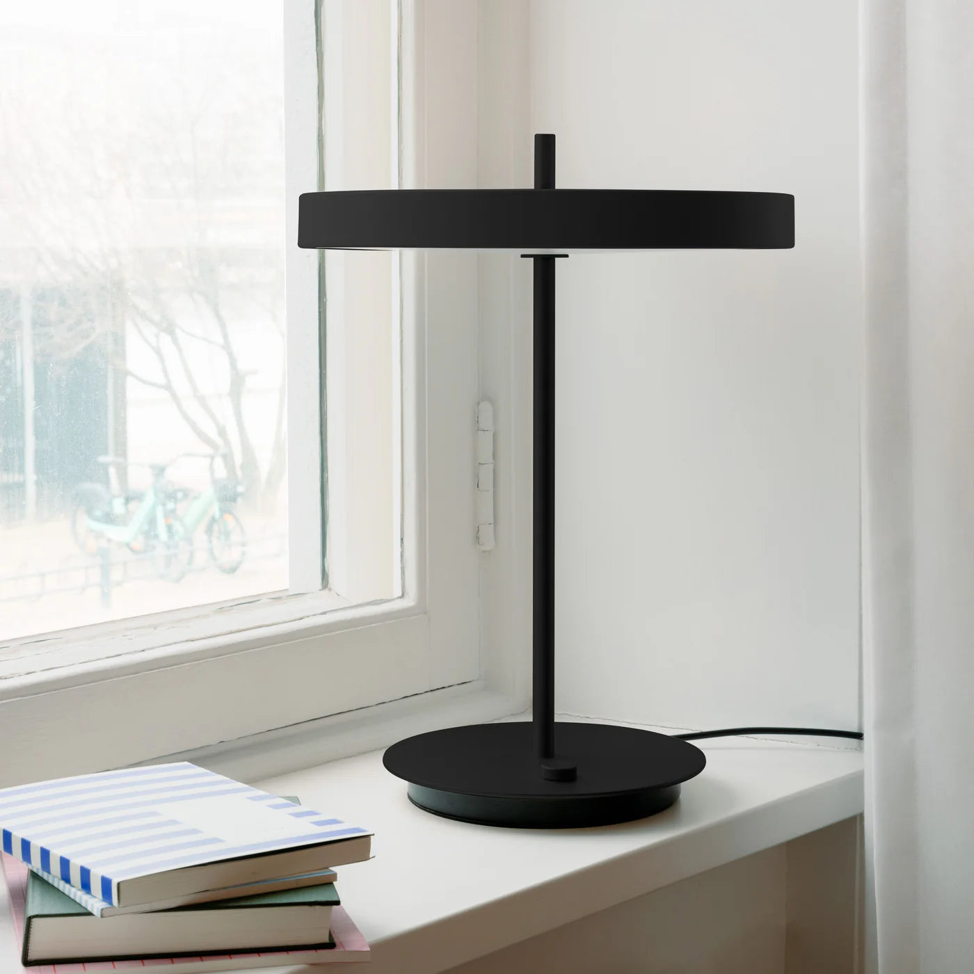Umage Asteria Table Bordlampe i Black Base stuebelysning