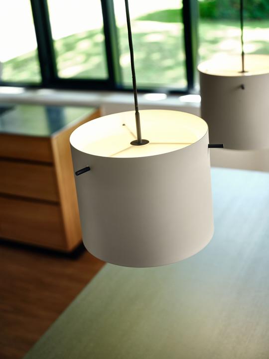 Mange flotte detaljer i et let design med Frandsen FM 1954 Ø28 pendlen