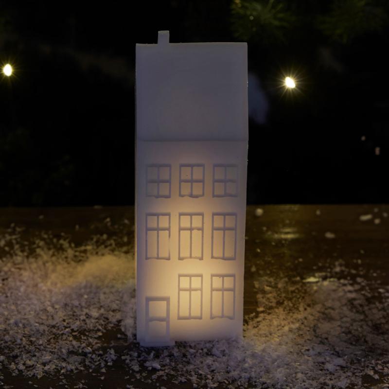 Zoomet helt ind på den æstetiske København Nyhavn Byhus i Hvid placeret på et bord for dens behagelige belysning