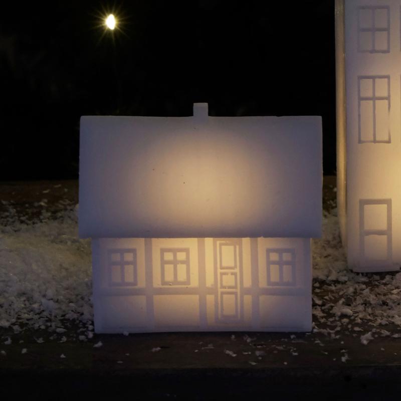 Den unikke designet København Bindingsværkshus i Hvid placeret på et bord i stuen