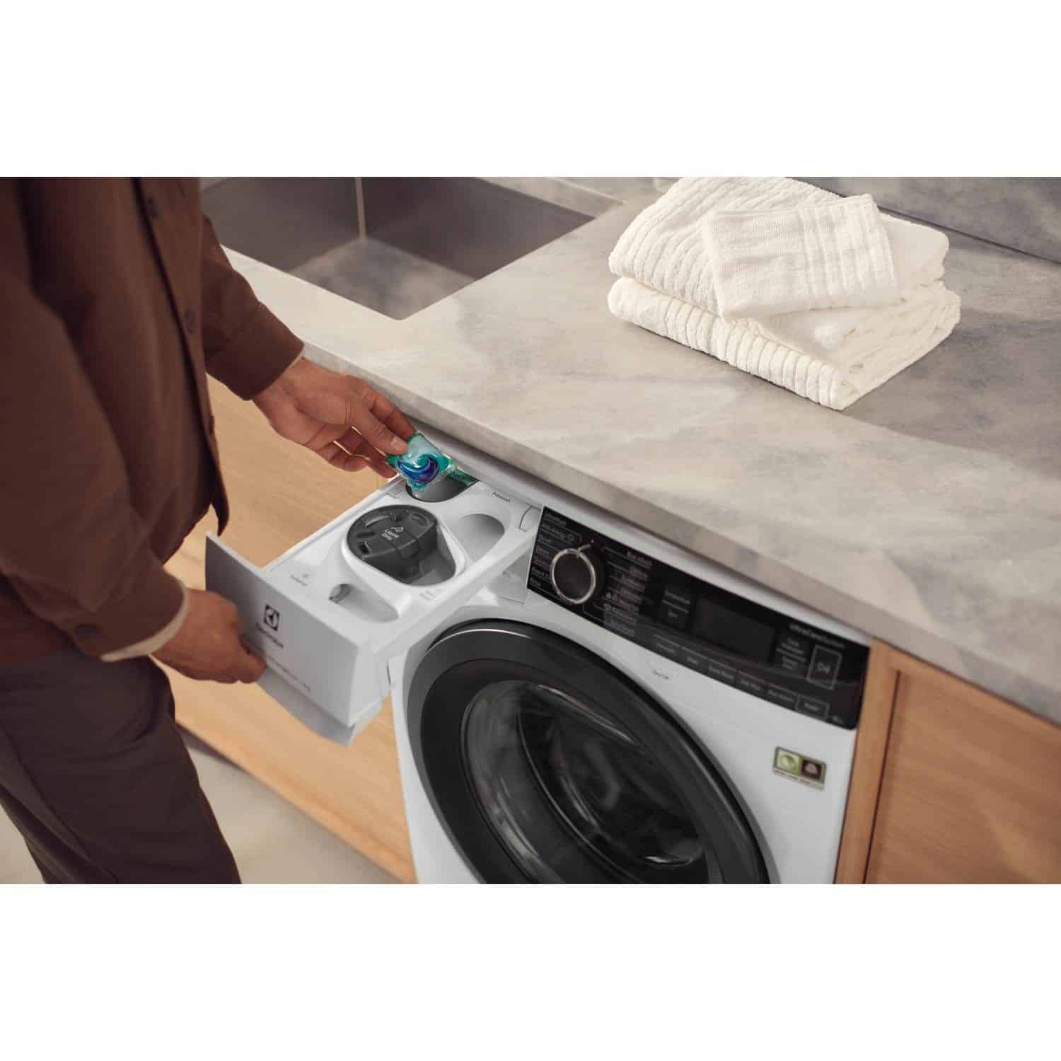 Den unikke Electrolux Excellence XLNF74X35U placeret i vaskerummet