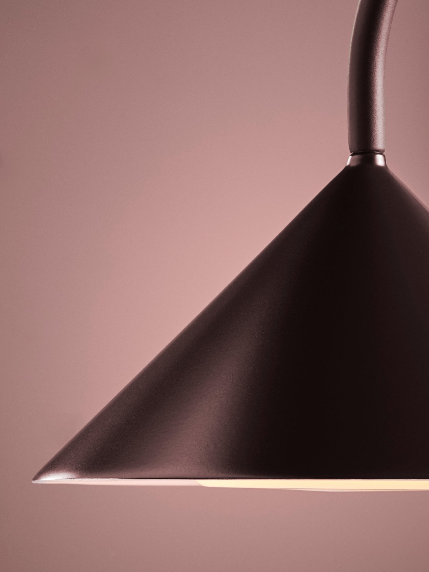 Grasp portable lampe close-up