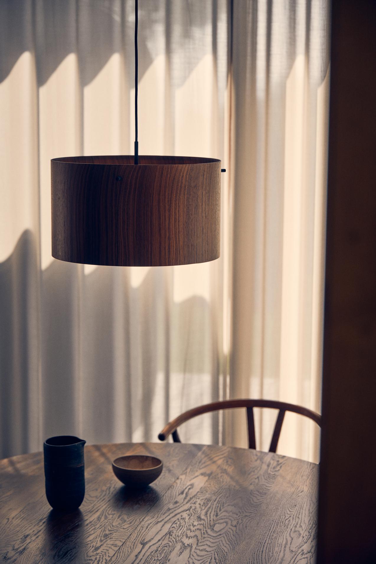Frandsens FM1954 Pendant Ø41 i Walnut hængt op over spisebordet med dens elegante skærm