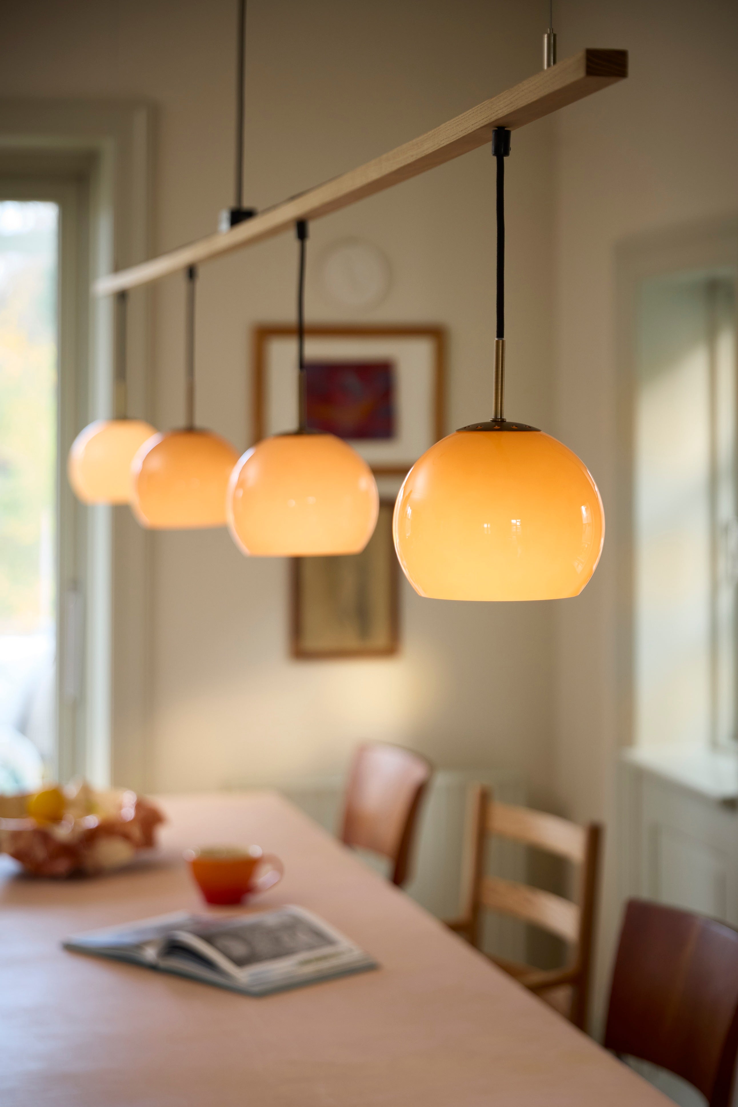 Frandsens 4 varianter af Ball Glass Pendant Ø18 ophængt over spisebordet