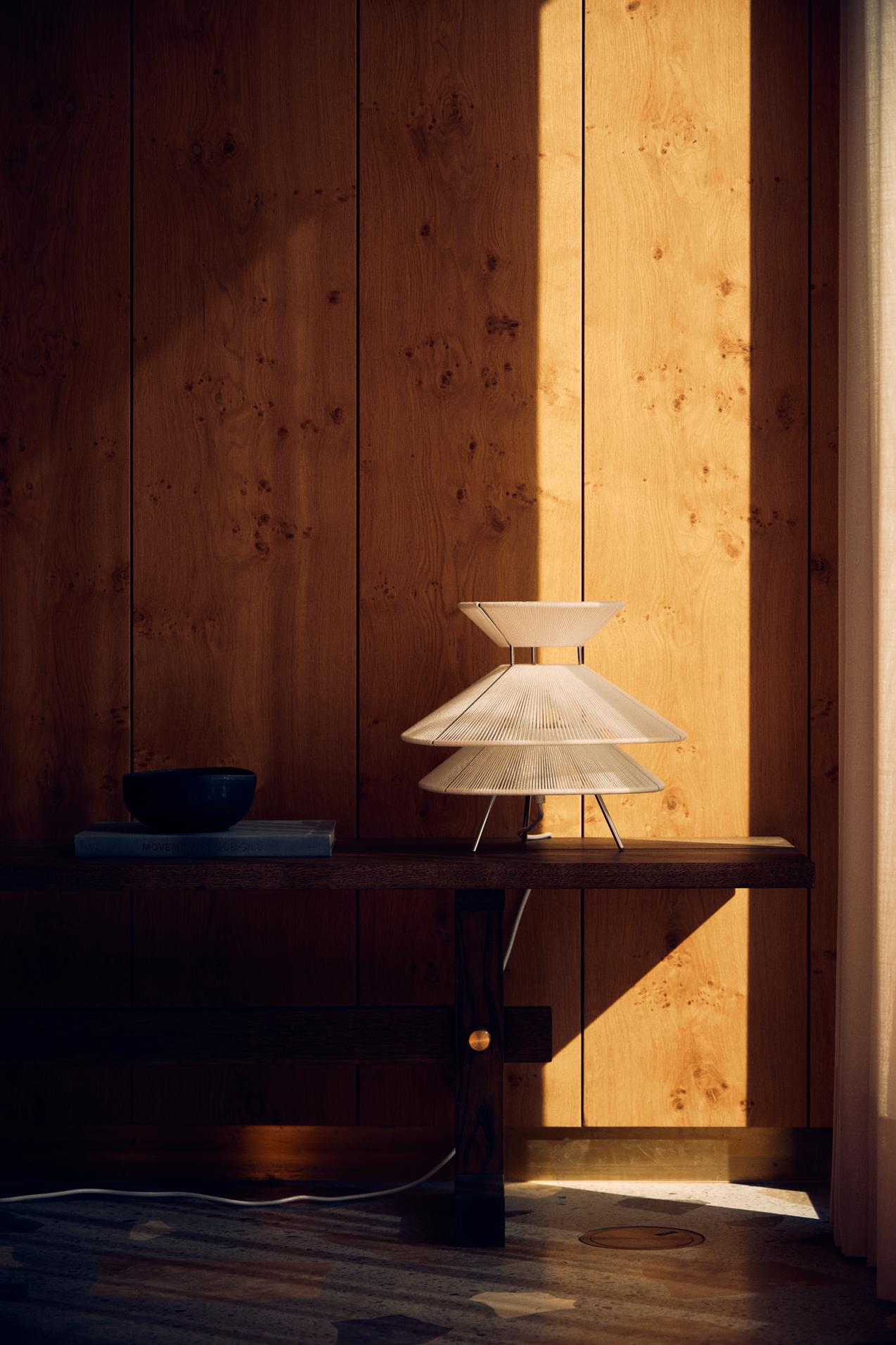 Varm æstetik med Frandsen Kiku Ø35.5 E27 25W Hvid Bordlampe