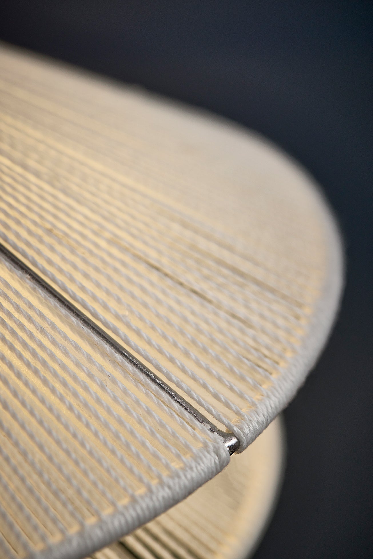 Zoomet helt ind på den unikke linen skærm fra Kiku Gulvlampe i Hvid