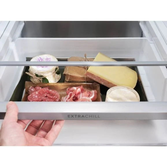 Skuffen i bunden af Electrolux Excellence XRE8DW fritstående køleskab