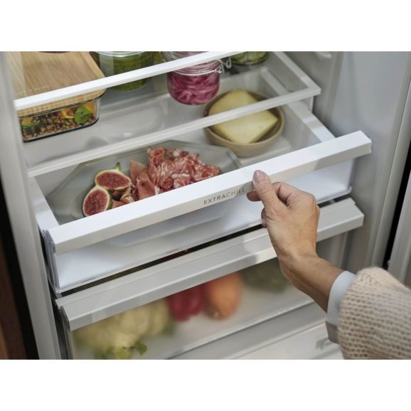 Zoomet ind på bunden af Electrolux Excellence XRE8DK fritstående køleskab med dens skuffer