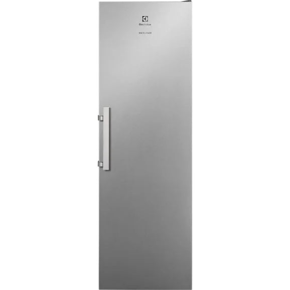 Fronten af Electrolux Excellence XRE7EU fritstående køleskab med lukket dør