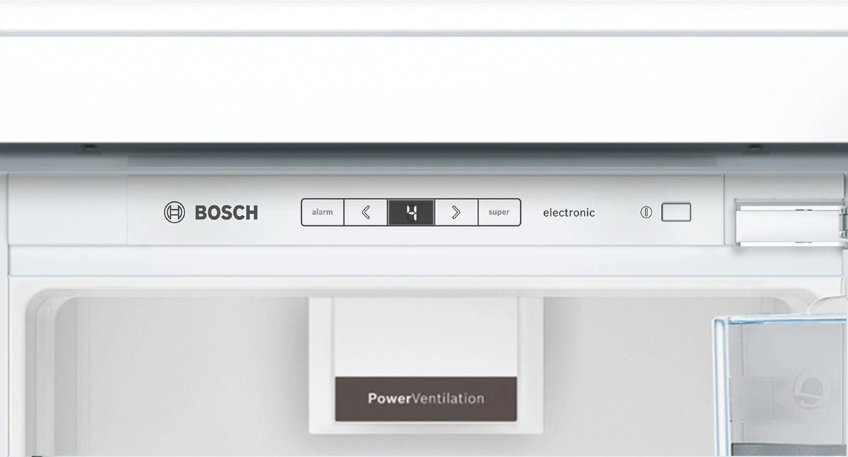 Zoomet ind på kontrolpanelet på Bosch KIR81AFE0 – Integrerbart køleskab