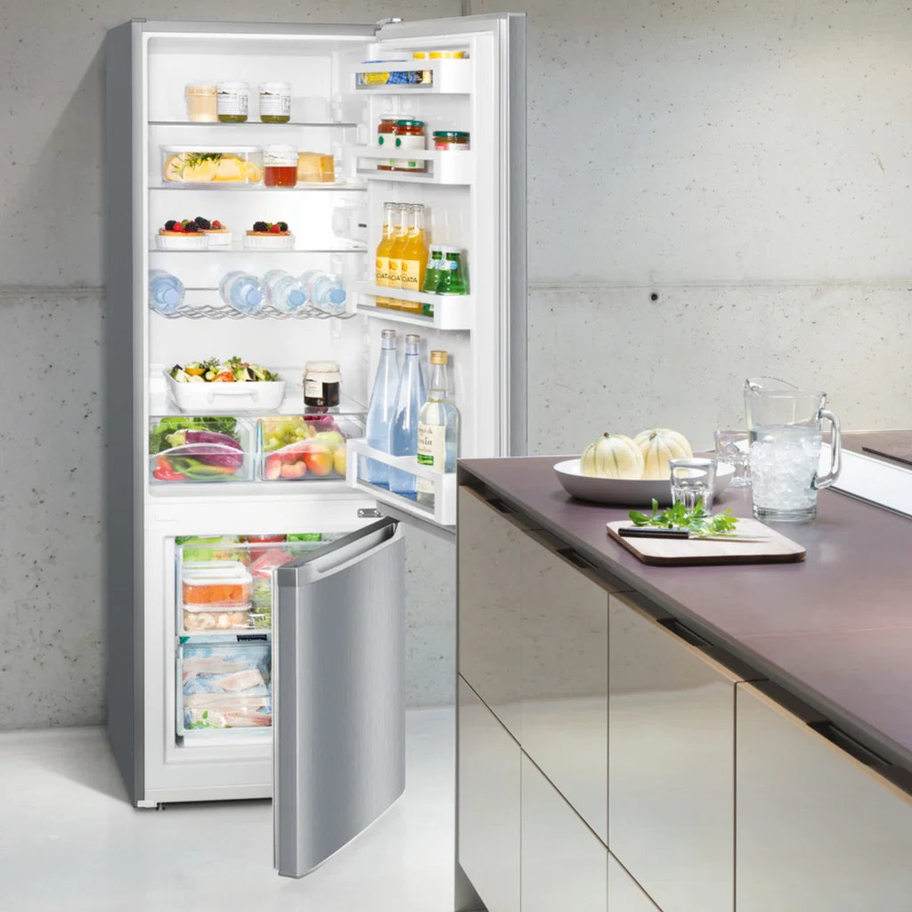 Liebherr's Combi Køle-/fryseskab CUele 2831 placeret i køkkenet