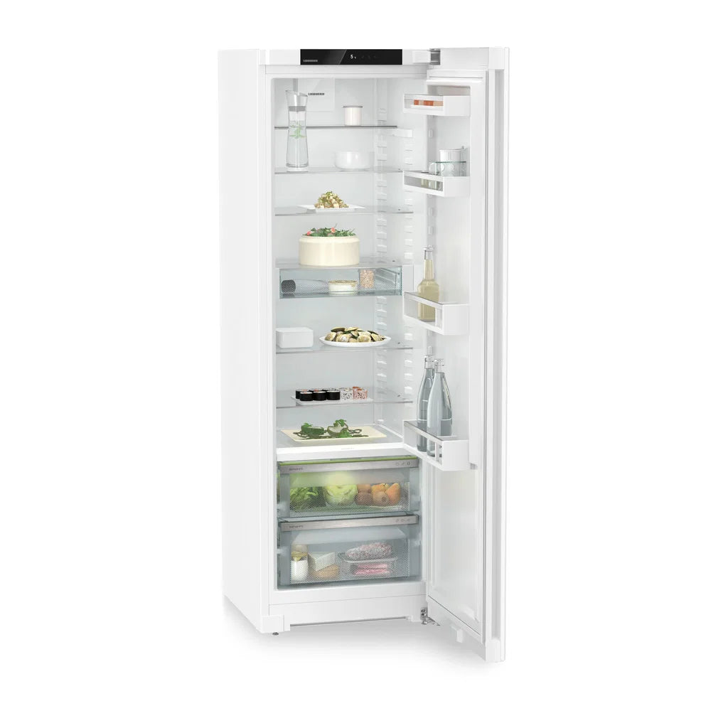 Åbnet døren indtil Liebherr RBc 5220 Plus BioFresh fritstående køleskab med dens store rummelighed til opbevaring