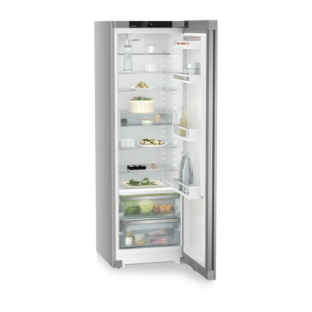 Åbnet døren helt op indtil Liebherr RBsfc 5220 Plus BioFresh fritstående køleskab