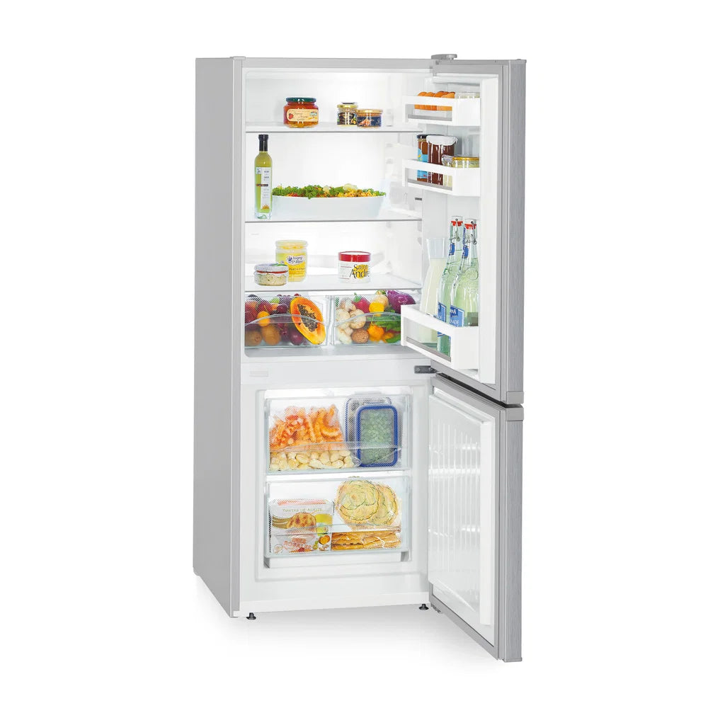 Åbnet op for en fyldt Liebherr CUele 2331 fritstående køle-fryseskab med SmartFrost