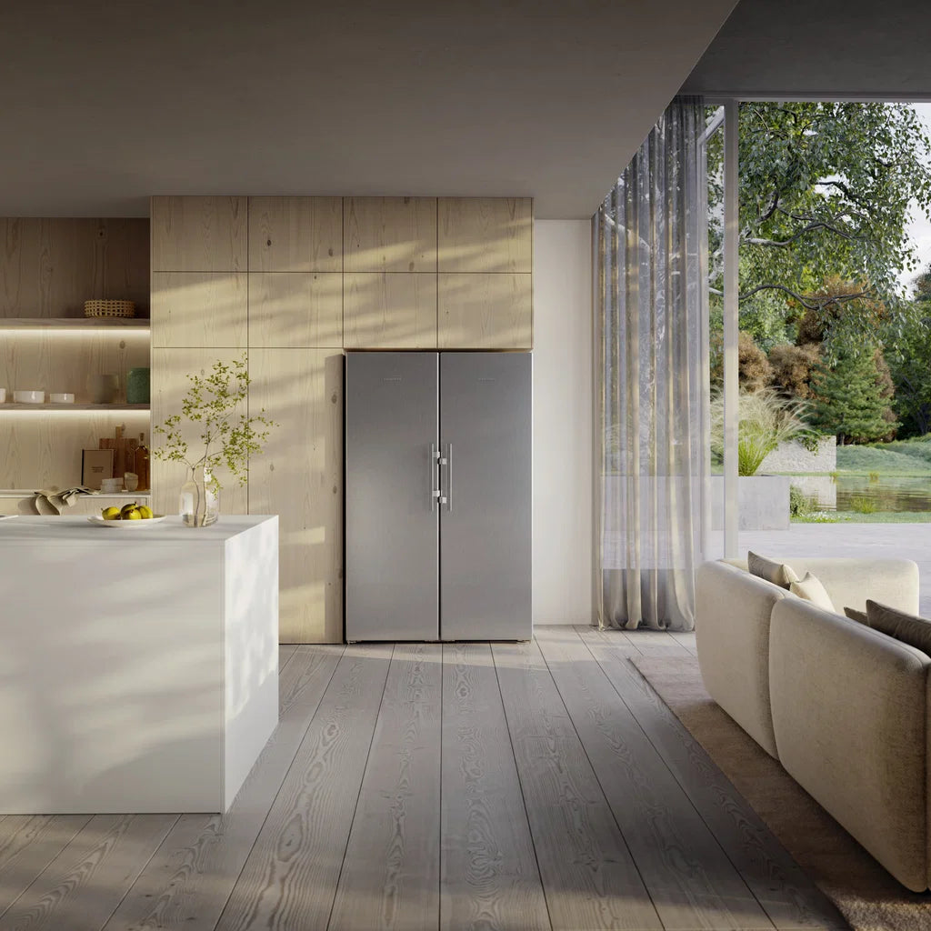 Liebherr SFNsfd 5237 Plus NoFrost fritstående fryseskab placeret i køkkenet med et køleskab ved siden af