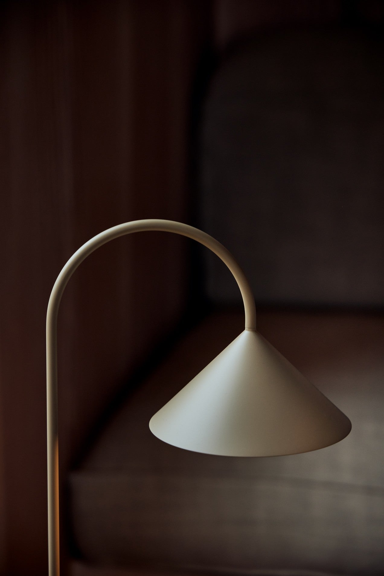 Zoomet helt ind på lampeskærmen fra Grasp Portable H47 i Sandgrå