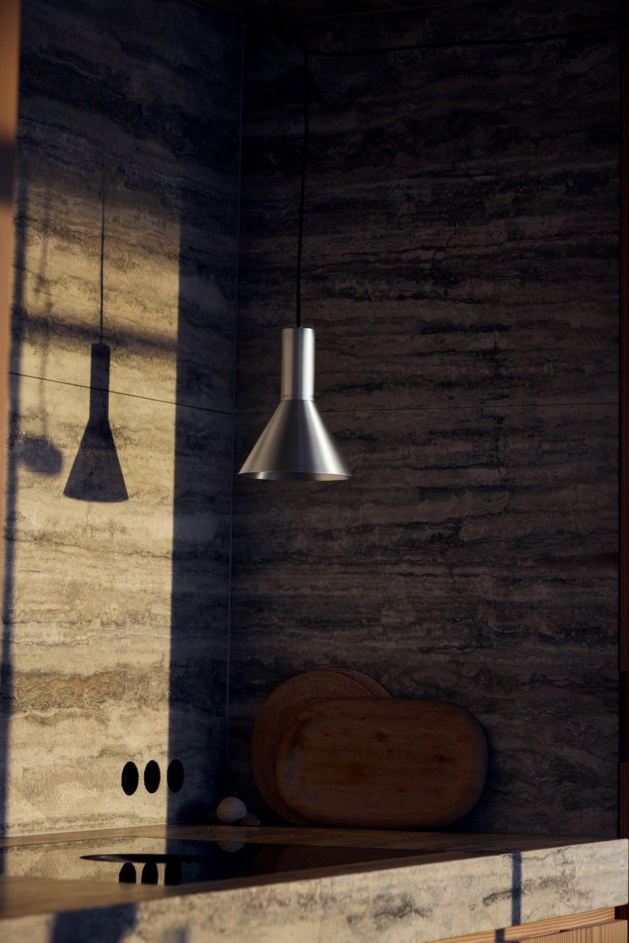 Den æstetiske Lyss Pendel Ø18 i Brushed Aluminium hængt op over køkkenbordet for dens behagelige belysning