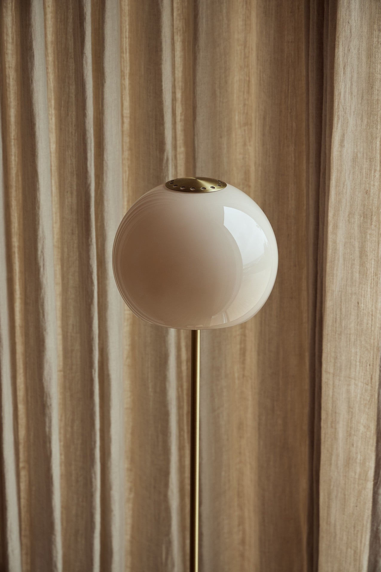 Zoomet helt ind på den unikke glas lampeskærm fra Frandsen Ball Glass Gulvlampe Ø25 i Sandgrå