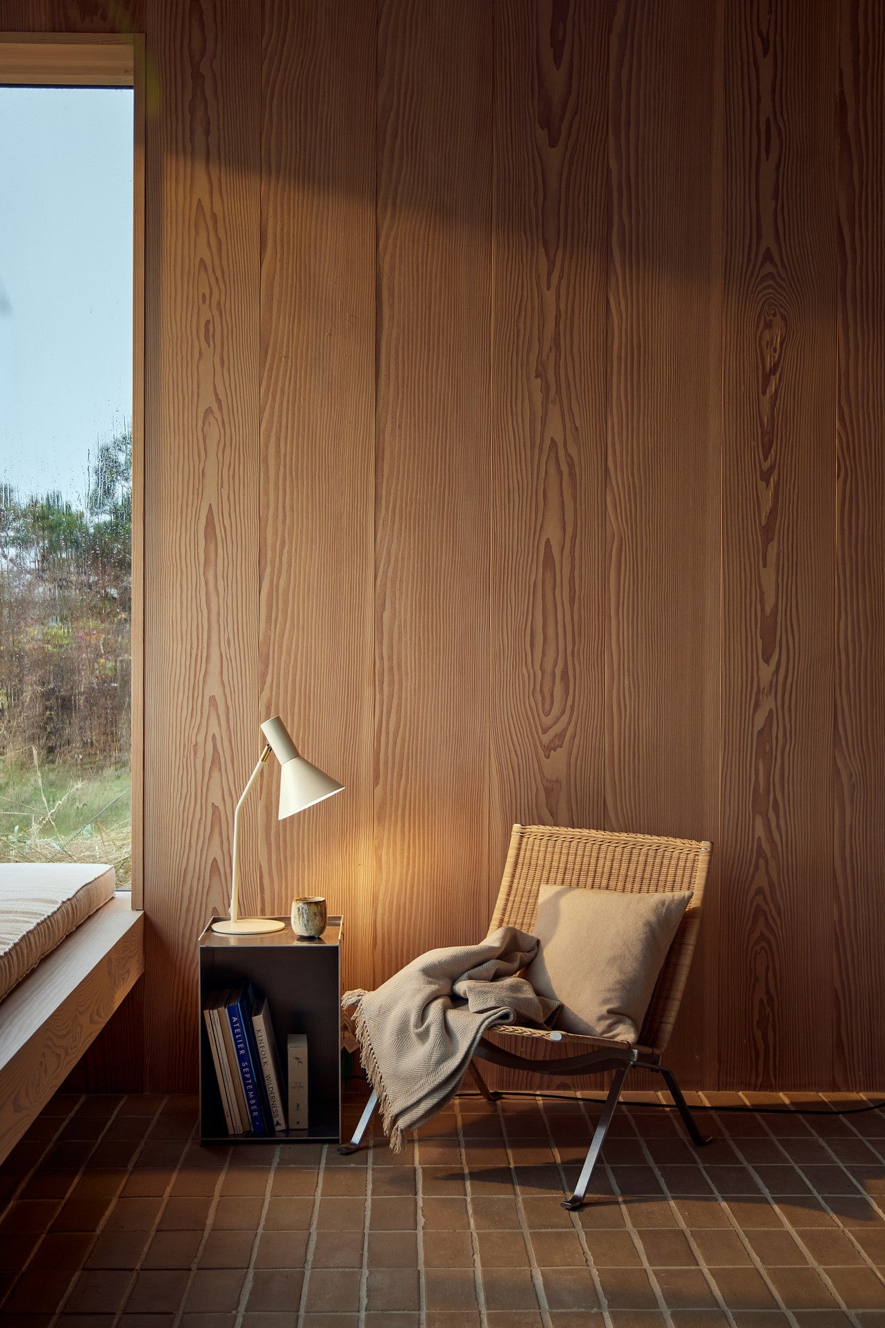 Den æstetiske Lyss Bordlampe i Vanilje placeret i læsehjørnet af stuen for dens behagelige belysning