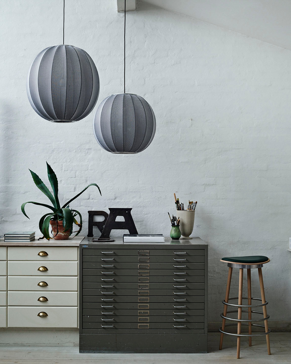 Den elegante Knit-Wit Ø45 Oval Pendel i Silver hængt op i stuen ved siden af dens større variant