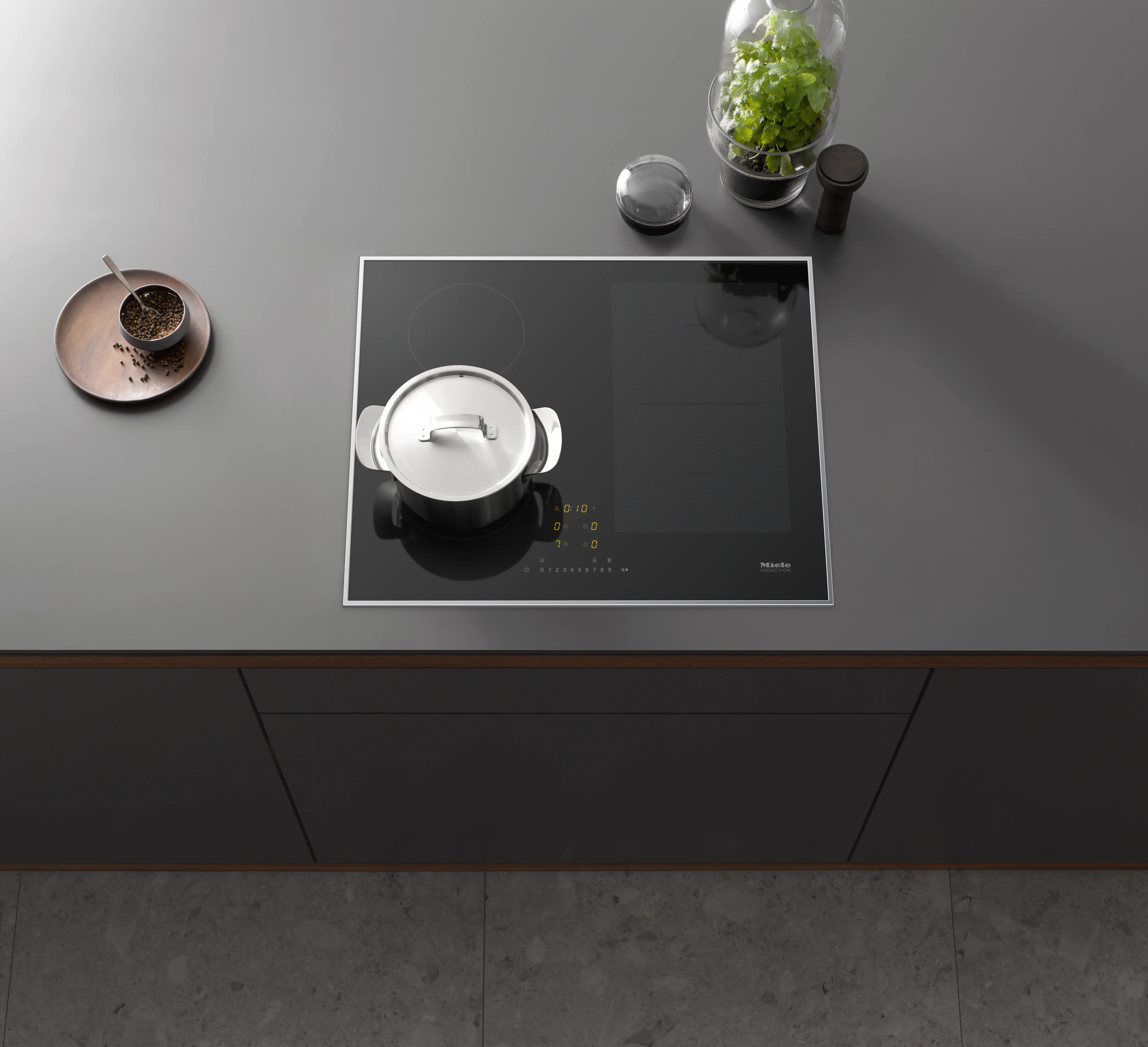 Miele KM 7466 FR går oven på bordpladen