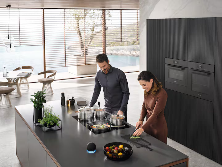 Miele KMDA 7272-1 FL Silence induktionskogeplade med emhætte i samtalekøkken