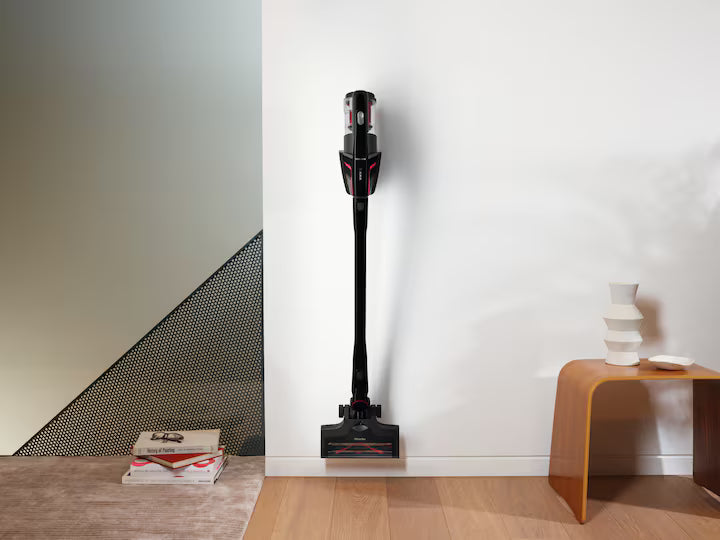 Miele Triflex HX1 Facelift Plus obsidiansort ledningsfri støvsuger sat på væg