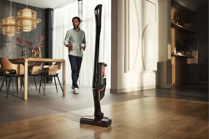 Miele Triflex HX1 Facelift Plus obsidiansort ledningsfri støvsuger opretstående i stue