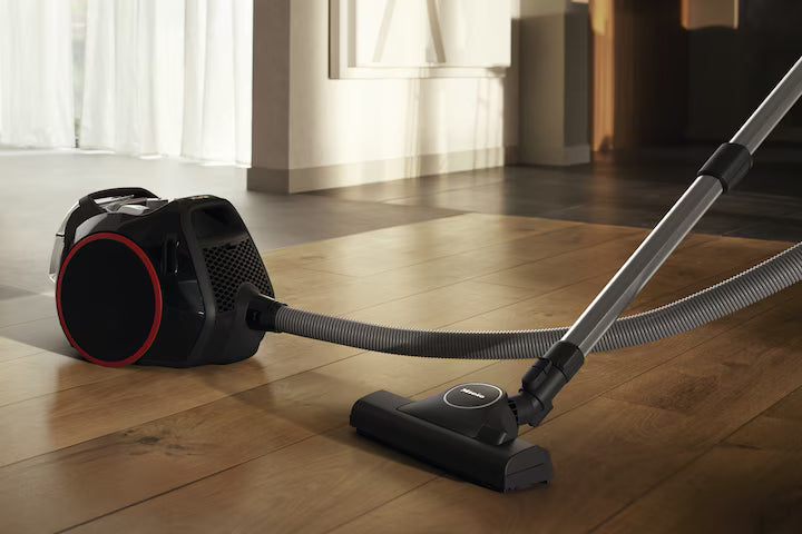 Miele Boost CX1 Active Obsidiansort Poseløs støvsuger i brug i stuen