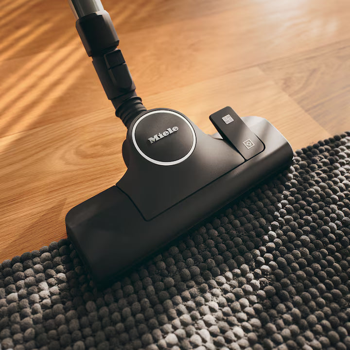 Miele Boost CX1 Active Obsidiansort Poseløs støvsuger mundstykke på tæppe
