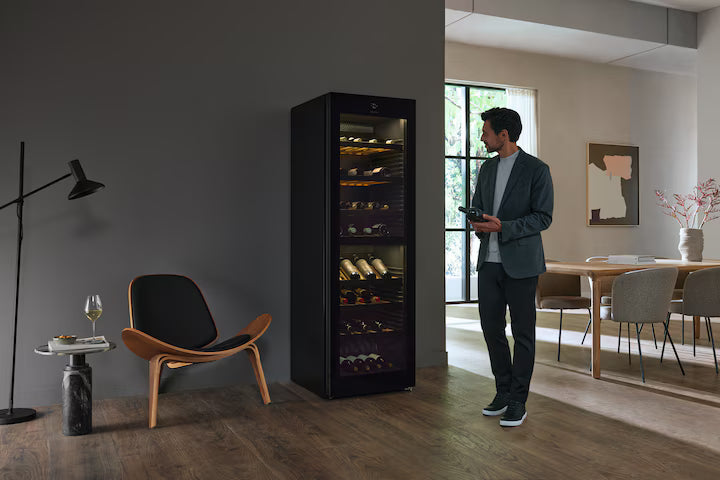 Miele KWTS 4785 F Obsidiansort glas fritstående vinkøleskab i stue