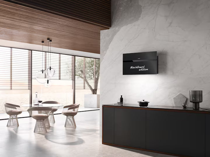 Miele DA 9299 W Screen blbo Blackboard vægmonteret emhætte BLACKBOARD EDITION installeret i køkken