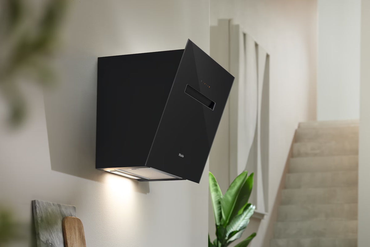 Miele DAH 1650 Active Obsidiansort vægmonteret emhætte nær den mytologiske køkkentrappe