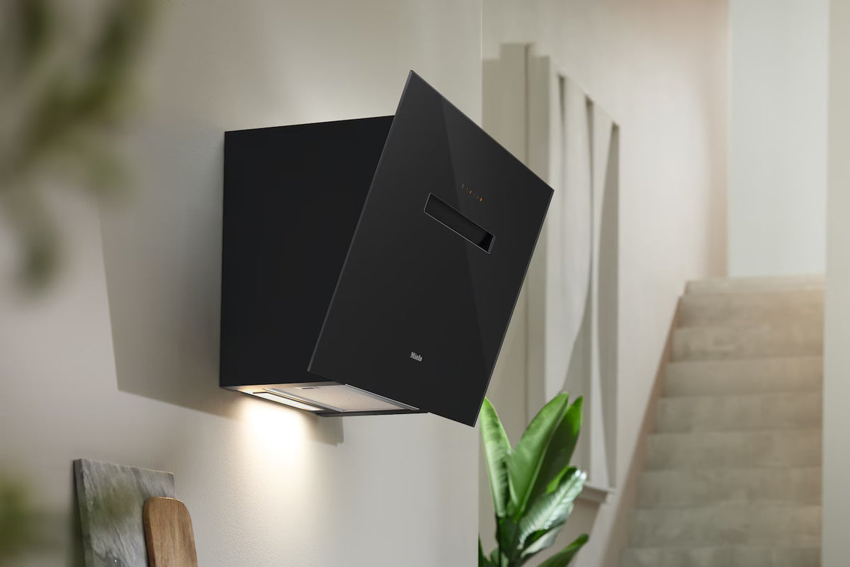 Miele DAH 1850 Active Obsidiansort vægmonteret emhætte opsat på væg