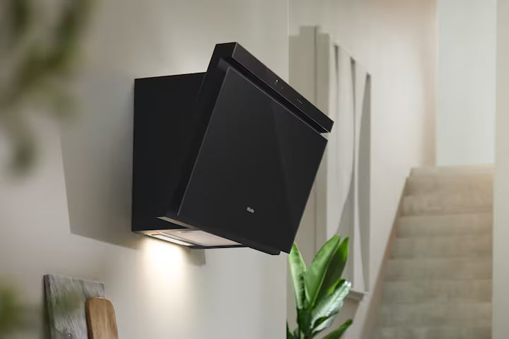 Miele DAH 4970 Sienna obsidiansort vægmonteret emhætte installeret i gangen for maksimal effekt