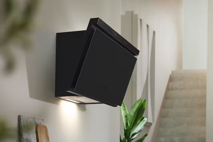 Miele DAH 4980 Sienna obsidiansort mat vægmonteret emhætte nær den mytologisk forekommende køkkentrappe