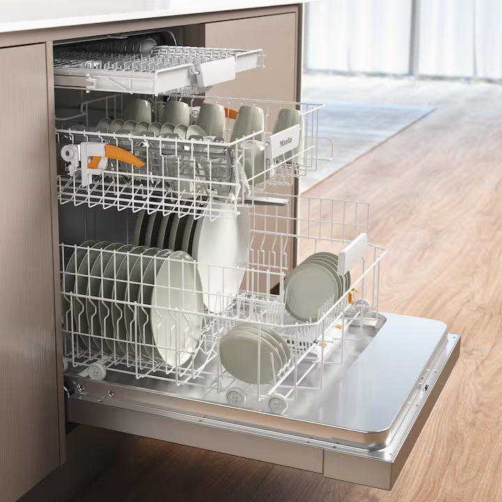 Kurvene og bestikbakken i Miele G 5611 SCU Active CleanSteel
